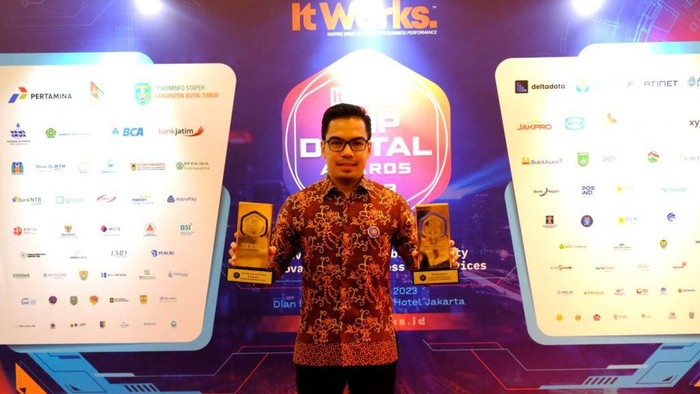 Transformasi Digital Peruri Raih Penghargaan Sebagai bukti nyata komitmen Peruri menjalani transformasi digital, Peruri meraih penghargaan TOP Digital Awards 2023 dengan kategori Top Digital Implementation Bintang 5 (kategori tertinggi) dan Top Leader on Digital Implementation yang diberikan kepada Dwina Septiani Wijaya selaku Direktur Utama Peruri. Penerimaan penghargaan ini diwakilkan oleh Head of Corporate Secretary Peruri, Adi Sunardi di Raffles Hotel Jakarta pada Senin, 4 Desember 2023.