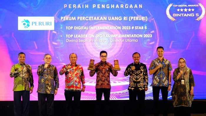 Transformasi Digital Peruri Raih Penghargaan Sebagai bukti nyata komitmen Peruri menjalani transformasi digital, Peruri meraih penghargaan TOP Digital Awards 2023 dengan kategori Top Digital Implementation Bintang 5 (kategori tertinggi) dan Top Leader on Digital Implementation yang diberikan kepada Dwina Septiani Wijaya selaku Direktur Utama Peruri. Penerimaan penghargaan ini diwakilkan oleh Head of Corporate Secretary Peruri, Adi Sunardi di Raffles Hotel Jakarta pada Senin, 4 Desember 2023.