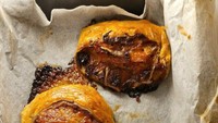 Jika memiliki sisa bacon atau irisan daging lainnya, kamu bisa menjadikannya makanan yang lezat. Seperti menggulung bacon bersama puff pastry lalu memanggangnya. Foto: boredpanda