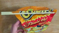 Jika masih memiliki sisa makanan ringan dan ingin menyimpannya, kamu bisa menggunakan cara ini agar tidak mudah melempem. Caranya dengan merekatkan bungkusnya menggunakan sumpit. Foto: boredpanda