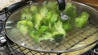 Kalau ingin mengukus brokoli, tapi alatnya terbatas, kamu bisa mengikuti trik berikut. Saat merebus pasta atau makanan lainnya, gunakan tatakan berlubang dan letakkan di atasnya agar brokoli bisa dikukus. Foto: boredpanda