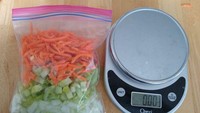 Cara menyimpan sayuran satu ini bisa dipraktekkan di rumah. Kamu bisa menggunakan plastik zipper untuk menyetok sayuran-sayuran yang sudah dicuci dan dioptongakan dimasak, jadi lebih praktis. Foto: boredpanda