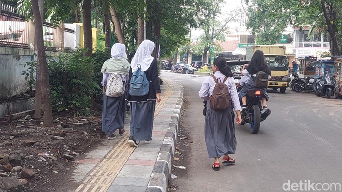 Trotoar di Jalan Sancang, Kelurahan Burangrang, Kecamatan Lengkong, Kota Bandung yang sebelumnya mengalami kerusakan kini sudah diperbaiki.