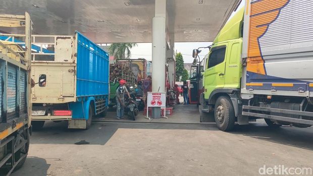 Truk mengantri panjang di SPBU Pekalongan, Rabu (6/12/2023).