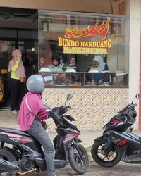 Tulisan yang dibuat para pedagang ini benar-benar kocak abis dan bikin nyengir. Kok bisa kepikiran sih nulis gitu, hihi.