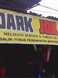Tulisan yang dibuat para pedagang ini benar-benar kocak abis dan bikin nyengir. Kok bisa kepikiran sih nulis gitu, hihi.