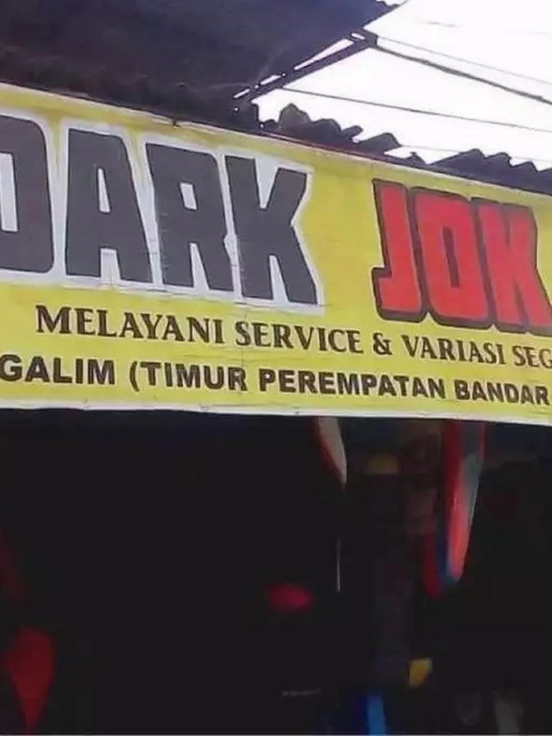 Tulisan yang dibuat para pedagang ini benar-benar kocak abis dan bikin nyengir. Kok bisa kepikiran sih nulis gitu, hihi.