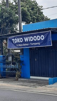 Tulisan yang dibuat para pedagang ini benar-benar kocak abis dan bikin nyengir. Kok bisa kepikiran sih nulis gitu, hihi.