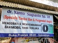 Tulisan yang dibuat para pedagang ini benar-benar kocak abis dan bikin nyengir. Kok bisa kepikiran sih nulis gitu, hihi.