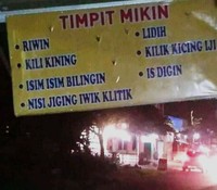Tulisan yang dibuat para pedagang ini benar-benar kocak abis dan bikin nyengir. Kok bisa kepikiran sih nulis gitu, hihi.