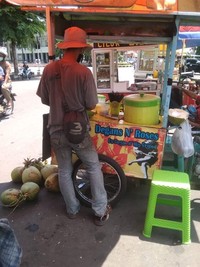 Tulisan yang dibuat para pedagang ini benar-benar kocak abis dan bikin nyengir. Kok bisa kepikiran sih nulis gitu, hihi.