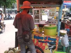 Tulisan Kreatif Para Pedagang yang Kocak Abis, Kok Kepikiran