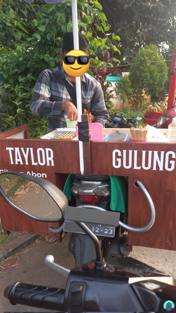 Tulisan yang dibuat para pedagang ini benar-benar kocak abis dan bikin nyengir. Kok bisa kepikiran sih nulis gitu, hihi.