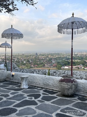Destinasi Wisata Kuliner Ini Menghadap Candi Prambanan dan Gunung Merapi