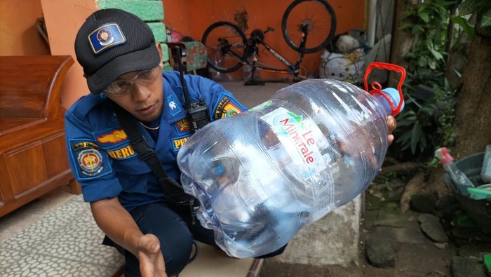 Damkar Sragen melakukan evakuasi 9 ekor ular kobra disalah satu warga Sragen.