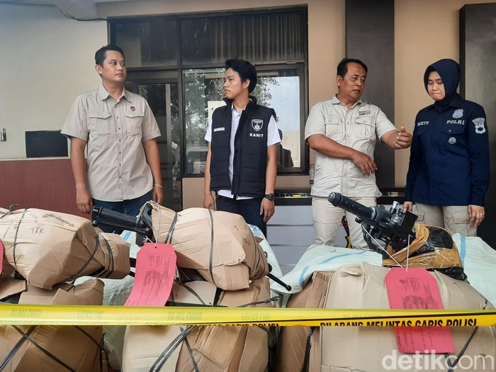 Ungkap kasus jaringan pencurian motor dan mobil yang akan dikirim ke Timor Lesta di Polresta Pati, Rabu (6/12/2023).