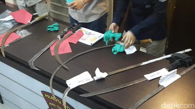 Ungkap kasus remaja membawa senjata tajam saat digelar di Mapolresta Pati, Rabu (6/12/2023).
