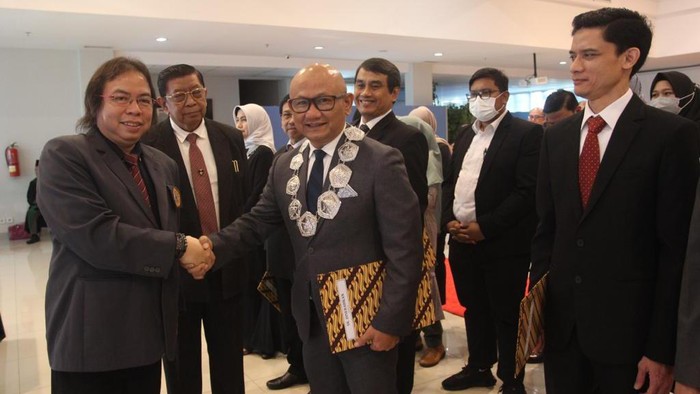 Ketua Pengurus Yayasan Universitas Prof. Dr. Moestopo, Hermanto (kanan) menandatangani berita acara pelantikan Wakil Rektor 3 bidang Humas dan Kerja Sama M. Saefullah (kedua kiri) dan Kepala Lembaga Penjaminan Mutu Bambang Fajarisman (kiri) saat pelantikan Pejabat Struktural dan Pejabat Fungsional di Lingkungan Universitas Prof. Dr. Moestopo (Beragama) di Jakarta, Selasa (5/12/2023). Pergantian pejabat tersebut dalam upaya meningkatkan kualitas dan kinerja akademik.