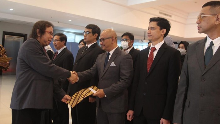 Ketua Pengurus Yayasan Universitas Prof. Dr. Moestopo, Hermanto (kanan) menandatangani berita acara pelantikan Wakil Rektor 3 bidang Humas dan Kerja Sama M. Saefullah (kedua kiri) dan Kepala Lembaga Penjaminan Mutu Bambang Fajarisman (kiri) saat pelantikan Pejabat Struktural dan Pejabat Fungsional di Lingkungan Universitas Prof. Dr. Moestopo (Beragama) di Jakarta, Selasa (5/12/2023). Pergantian pejabat tersebut dalam upaya meningkatkan kualitas dan kinerja akademik.