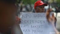 Dalam aksinya mereka berorasi menyampaikan pendapat.