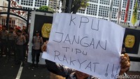 Aksi damai ini dikawal ketat sejumlah personel kepolisian.