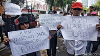 Ini momen saat massa dari berbagai kelompok masyarakat menggelar aksi unjuk rasa di depan Gedung KPU, Jakarta, Rabu (6/12/2023).