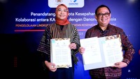Vera Galuh Sugijanto, VP General Secretary Danone Indonesia (kiri)  dan Anak Agung Gde Ngurah Ari Dwipayana, Sekretaris Jenderal Pengurus Pusat KAGAMA (2019-2024) (kanan) hadir dalam penandatanganan nota kesepahaman, di Jakarta, Rabu (6/12/2023). Nota kesepahaman antara kedua lembaga ini sebagai upaya mendorong pengelolaan lingkungan secara berkelanjutan dan peningkatan kesehatan masyarakat.