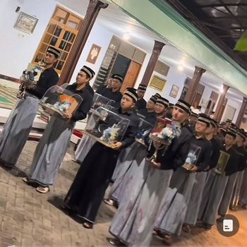 Video ratusan santri membawa seserahan viral di TikTok