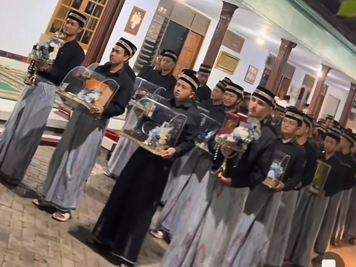 Video ratusan santri membawa seserahan viral di TikTok