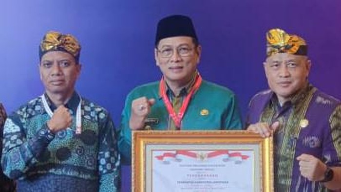 Wabup Lamongan terima penghargaan SAKIP predikat A di Bali.