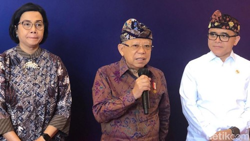 Wakil Presiden Maruf Amin (tengah) seusai menghadiri acara RBXperience di BNDCC, Nusa Dua, Bali, Rabu (6/12/2023). (Foto: Aryo Mahendro/detikBali)