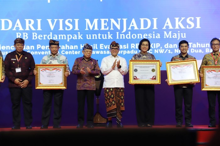 Wakil Presiden RI Maruf Amin menyerahkan hasil evaluasi Reformasi Birokrasi (RB), Akuntabilitas Kinerja Instansi Pemerintah (AKIP), serta Zona Integritas (ZI) 2023 kepada instansi pemerintah.