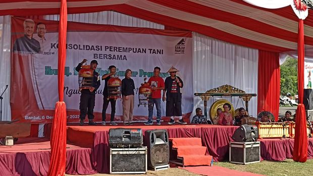 Istri calon presiden (capres) nomor urut 3, Ganjar Pranowo, Siti Atikoh mengunjungi para petani di Bantul, Daerah Istimewa Yogyakarta (DIY). Atikoh mendapat titipan berupa tiga ekor burung perkutut.