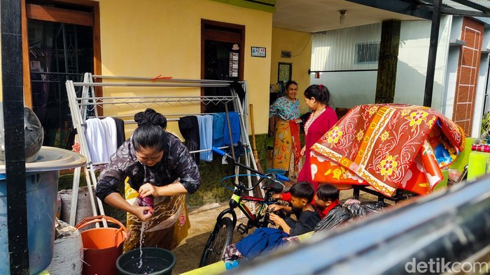 Warga Melong Berjibaku Bersihkan Sisa Banjir