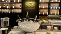 Leon Goldstein Group menambah jaringan lagi. Baru-baru ini, mereka membuka bar dan restoran bernama XXX by Leon Goldstein yang bertempat di Le Meridien Hotel Jakarta. Foto: detikcom