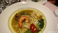Kemudian yang unik adalah king prawn laksa. Disajikan dengan mie, tauge, tahu, udang, daging, dan tomat cherry. Foto: detikcom