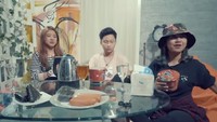 Ini salah satunya momen mukbannya bersama teman artis Tiara Andini dan Sam. Mereka bertiga pun sedang makan ramen bareng. Foto: Instagram @zivamagnolya / YouTube
