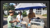 Penyanyi berusia 22 tahun itu juga sempat jajan cilok gerobakan. Saat menyambangi rumah Ruben Onsu, ia membeli cilok ditemani Betrand Peto. Foto: Instagram @zivamagnolya / YouTube