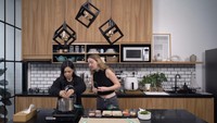 Tak hanya mukbang bersama temannya, juara ketiga Indonesian Idol musim 10 itu juga pernah masak bareng teman-temannya. Ini salah satu momennya. Foto: Instagram @zivamagnolya / YouTube