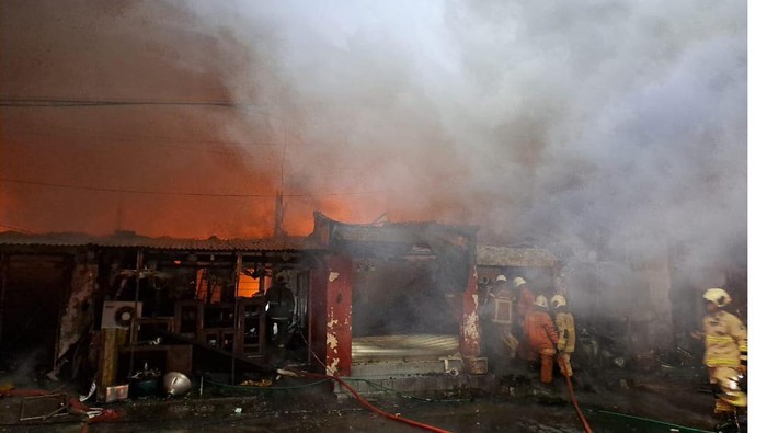 Sebanyak 6 Ruko di Jalan Padmosusastro terbakar. kebakaran dilaporkan terjadi sekitar pukul 03.45 WIB pada Rabu (7/12/2023).