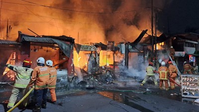 6 Unit Ruko Barang Antik di Jalan Padmosusastro Ludes Terbakar