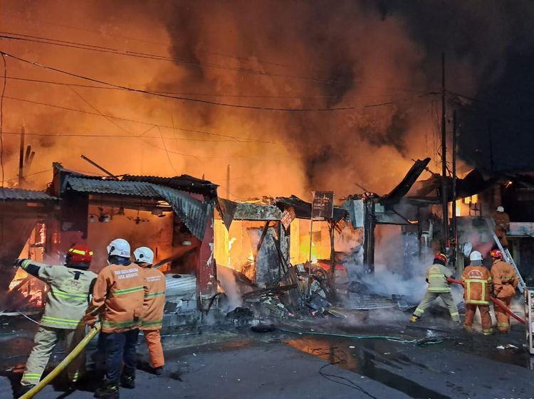 6 Unit Ruko Barang Antik di Jalan Padmosusastro Ludes Terbakar
