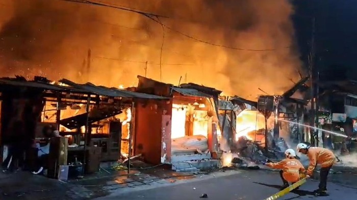 Sebanyak 6 Ruko di Jalan Padmosusastro terbakar. kebakaran dilaporkan terjadi sekitar pukul 03.45 WIB pada Rabu (7/12/2023).