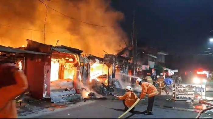 Sebanyak 6 Ruko di Jalan Padmosusastro terbakar. kebakaran dilaporkan terjadi sekitar pukul 03.45 WIB pada Rabu (7/12/2023).