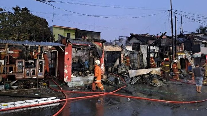 6 Unit Ruko di Jalan Padmosusatro Surabaya Ludes Terbakar, Diduga Korsleting Listrik