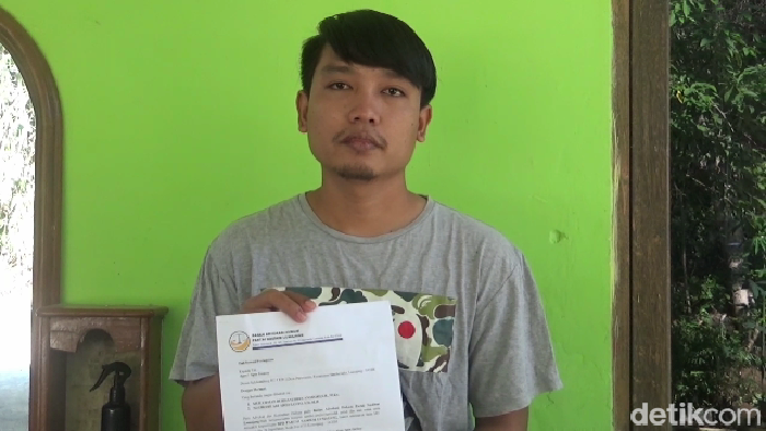 Agus Hariyanto pemilik akun @agosgemoy yang viral mengelupas stiker caleg yang ditempel tanpa izin di rumahnya lalu kena somasi.
