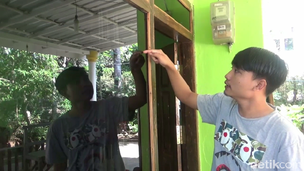 Agus Hariyanto pemilik akun @agosgemoy yang viral mengelupas stiker caleg yang ditempel tanpa izin di rumahnya lalu kena somasi.