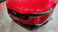 Secara tampilan, All New Honda Accord RS Hybrid terlihat sporty berkat tarikan-tarikan garis yang agresif. Sementara untuk bagian wajah, pabrikan membekalinya dengan gril minimalis dengan logo di bagian sentral dan headlamp yang dirancang agak sipit. Foto: Septian Farhan Nurhuda