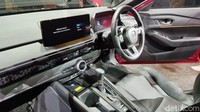 Di bagian interior, pabrikan membekalinya dengan beberapa fitur standar, mulai dari interactive head-up display 11,5 inch, TFT meter cluster 10,2 inch, dan layar sentuh 12,3 inch dengan google built-in, lampu ambiens, power panoramic sunroof, digital key, in-car wifi, find my car, dan geofence. Foto: Septian Farhan Nurhuda