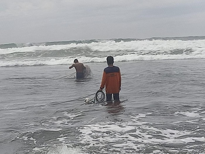 Anggota SAR Satlinmas Rescue Istimewa Wilayah III Parangtritis melakukan pencarian terhadap satu wisatawan yang tenggelam di Pantai Parangtritis, Kamis (7/12/2023).